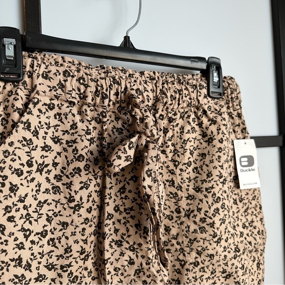 NWT Daytrip Woven Floral Jogger Buckle Spring Fashion Style Pants Sz Medium - Picture 4 of 12